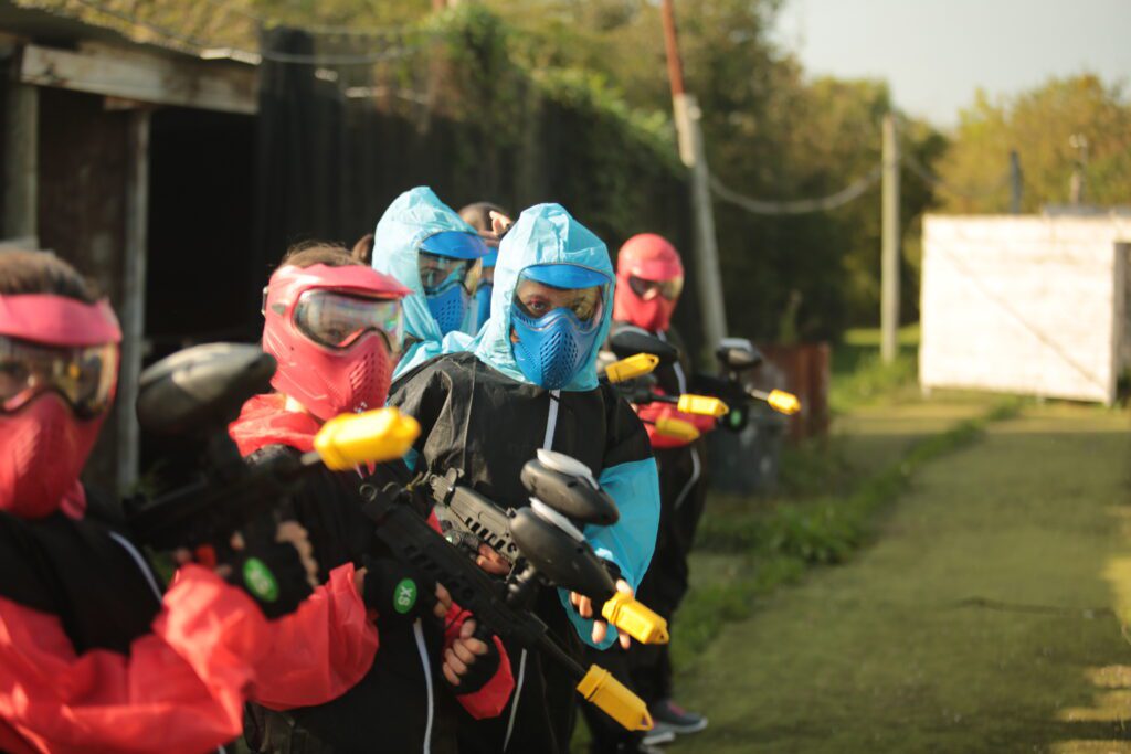 Activité paintball junior encadrée sur terrain aménagé chez Tactical Concept dans les Yvelines